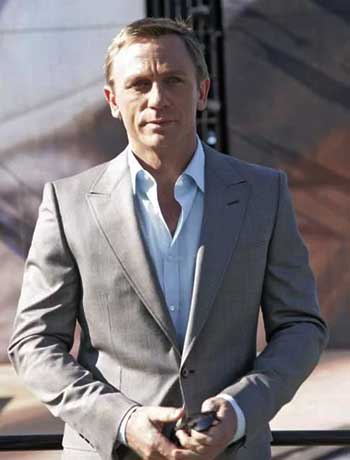 Daniel Craig wearing a suit without tie